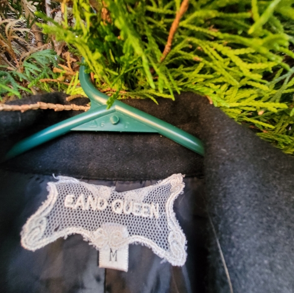 Black short sleeved jacket - Picture 5 of 7